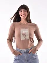 Remera color tostado de manga larga con cuello redondo y estampado de un águila y la palabra 'Merica.