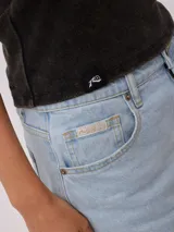 Musculosa azul de algodón con cuello redondo y corte ajustado.