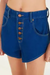 Short de jean azul con cintura alta y cierre frontal con botones. Presenta bolsillos delanteros y traseros, y ruedo redondeado.