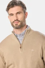 Sweater color beige de tejido de punto con cuello alto y cierre parcial con cremallera.