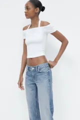 Pantalón de jean celeste de corte recto y tiro bajo, con cinco bolsillos y cierre frontal con cremallera y botón metálico.