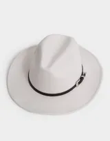 Sombrero fedora color crudo con cinta decorativa de cuero sintético negro y hebilla metálica plateada.