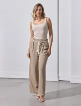 Pantalón palazzo color beige, marca Dictionary, con pretina ancha elastizada, pasadores y cinto de cordón.