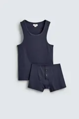 Pijama de hombre color azul marino, compuesto por una camiseta sin mangas de corte ajustado y un bóxer corto con cintura elástica y cierre de botones.