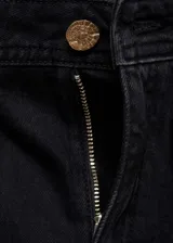 Pantalón de jean negro de corte wide leg, con tiro alto, bolsillos frontales tipo parche y cierre frontal con cremallera y botón.
