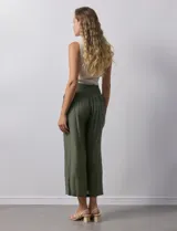 Pantalón palazzo verde militar de gasa bambula marca Nanette, con pretina ancha elastizada en la parte trasera, pierna ancha y short interno.