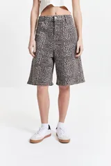 Short de jean con estampado animal print, corte bermuda y tiro medio-alto. Silueta amplia.