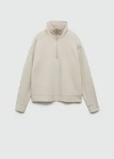 Sweater beige de cuello alto con cierre de cremallera, diseño oversize y mangas largas.