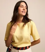 Blusa color amarillo claro, confeccionada en viscolino, con cuello redondo y mangas cortas abullonadas.