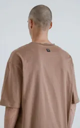 Remerón de algodón premium color cañamo (marrón claro/tostado), con corte extra oversize, hombros caídos y cuello redondo.