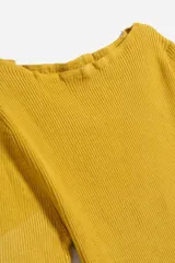 Sweater amarillo de tejido de punto acanalado, con cuello bote y mangas 3/4.