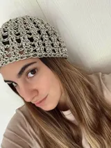 Gorro tipo casquete color beige, tejido a mano en crochet con hilo de algodón y lurex.