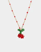 Cadena corta dorada con cuentas rojas y dije de cerezas hechas con cuentas rojas y verdes.