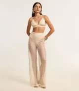 Pantalón femenino estilo pantalona de corte amplio, color beige claro, con superposición de lentejuelas y forro interior tipo bombacha cavada.