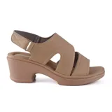 Sandalia de cuero sintético color beige, con textura grabada. Tiene dos tiras anchas sobre el empeine, talón cubierto con tira ajustable con hebilla y taco ancho.