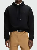 Buzo negro con capucha y cordones ajustables, corte holgado y pequeño logo bordado en el pecho.