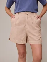 Short color beige de algodón y lino, con cintura alta y pinzas delanteras.
