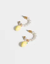 Aros tipo argolla con perlas y dije colgante de limón amarillo con hoja verde.