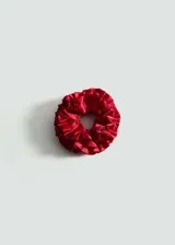 Coletero rojo de poliéster con diseño de volantes.