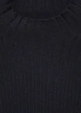 Vestido midi negro de tejido de punto acanalado, con cuello alto y mangas largas.