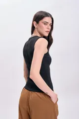 Musculosa negra de tejido rib con cuello redondo y sisas anchas.