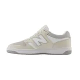 Championes New Balance BB 480 de cuero blanco y negro, inspirados en el baloncesto de los años 80, con plantilla Ortholite acolchada y cuello acolchado para mayor comodidad.