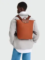 Mochila Longchamp modelo Le Pliage Original M, color marrón ladrillo con detalles en cuero marrón.