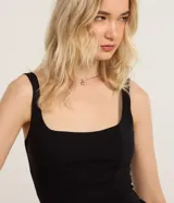 Vestido corto negro de viscosa con escote cuadrado, breteles anchos, cintura en V con pliegues y falda evasé.