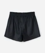 Bermuda de cuero sintético color negro, con cintura elástica, bolsillos laterales y cierre frontal con cremallera y botón.