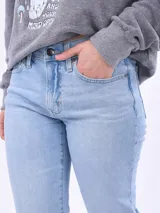 Pantalón de jean celeste, corte recto y tiro alto.