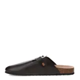 Zueco cerrado de hombre color negro, estilo clog, con tira ajustable con hebilla metálica sobre el empeine y suela de goma dentada. Presenta una plantilla de corcho visible en el borde.