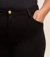 Pantalón legging negro de viscosa con bolsillos laterales.