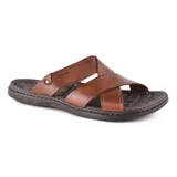 Sandalia ojota casual Pegada Phinaraz de cuero color marrón, con tiras cruzadas y plantilla anatómica de EVA.