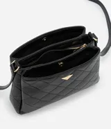 Bolso bandolera pequeño color negro, con textura acolchada en forma de rombos y logo triangular dorado en el frente.