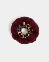 Maxi scrunchie plisada color borgoña con interior con estampado animal print.