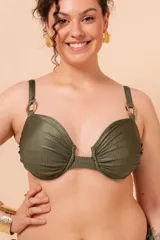 Top de bikini color verde militar, con textura acanalada, aro, breteles regulables con apliques dorados y nudo ajustable en la espalda. Confeccionado con tela que contiene fibra LYCRA® XTRA LIFE™.