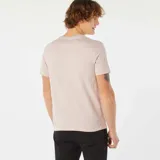 Remera color rosa claro con cuello redondo y manga corta. Estampado frontal con el dibujo del Royal Resort Palace Hotel de Miami.