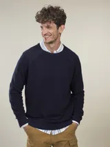 Sweater de punto color azul marino con cuello redondo y mangas raglán.