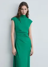 Vestido midi verde con cuello alto, sin mangas y detalle drapeado en la cintura.