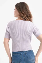 Top tejido de punto color lila, con escote en V y cierre frontal con botones.