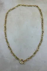 Collar dorado de cadena con eslabones ovalados alargados y cierre marinero.