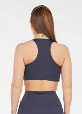 Top deportivo color borgoña con espalda estilo nadador y copas removibles.