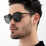 Lentes de sol INVU modelo IB22529A, con montura negra y lentes polarizadas.