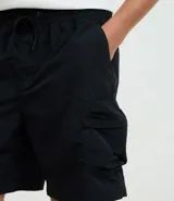 Bermuda cargo para hombre, color negro, confeccionada en tejido tecnológico de poliamida. Presenta cintura elástica con cordón ajustable y bolsillos laterales funcionales.