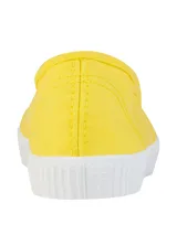 Zapatilla de lona color verde agua, sin cordones, con puntera de goma blanca y suela de goma blanca.