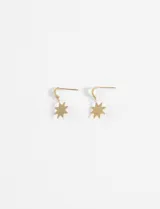 Aros colgantes dorados con dije de estrella de ocho puntas.