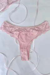 Colaless de tiro alto, confeccionada en algodón elastizado rosa con detalles de puntilla en los laterales y el borde superior.