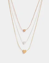 Collar corto multicadena con dijes de corazones en oro, oro rosa y plata.