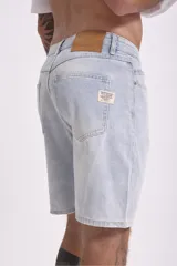 Bermuda de jean celeste con corte a la rodilla.