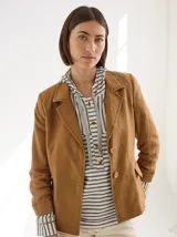 Chomba a rayas horizontales color crudo y gris, con capucha y botones de madera. Tiene cordones de ajuste en la capucha y puños con ribete verde flúor.